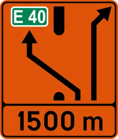 Panneau F83 : Signal de préavis annonçant une traversée de la berme centrale