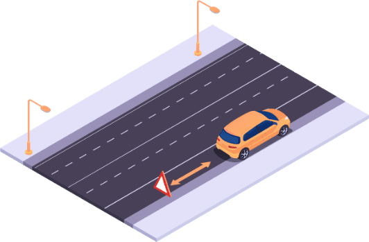 Voiture en panne immobilisée sur le côté droit de l'autoroute, avec un triangle de danger placé à distance derrière elle