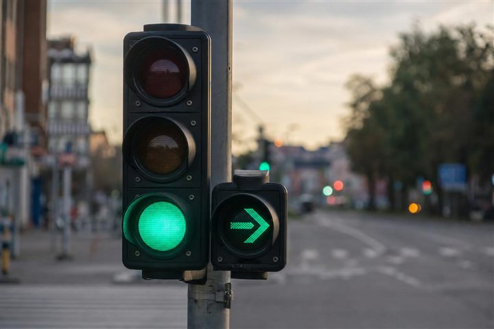 Feux supplémentaires en forme de flèche placés sous ou à côté du feu vert