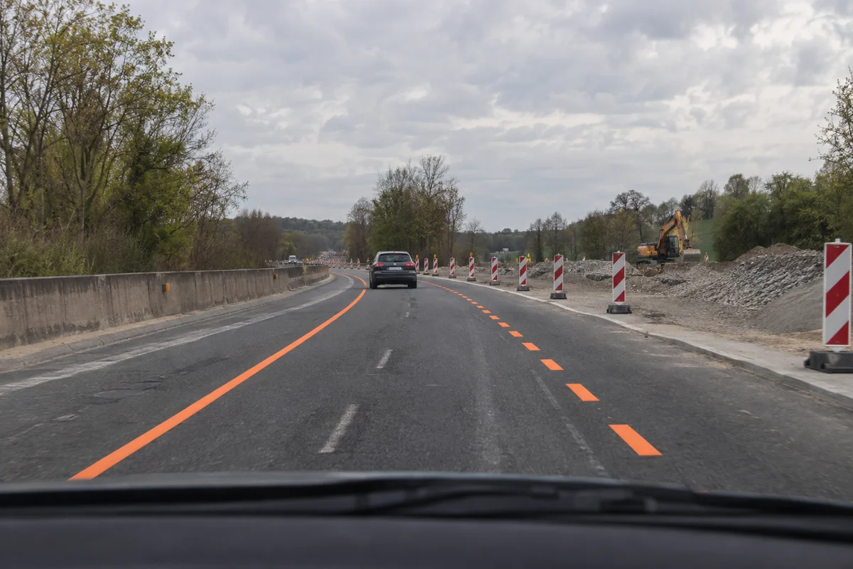 Schéma : clous orange à intervalles réguliers (ligne continue provisoire) et par groupes (ligne discontinue provisoire)