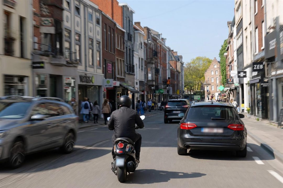 Cyclomoteur de classe B circulant sur la chauss&eacute;e en ville