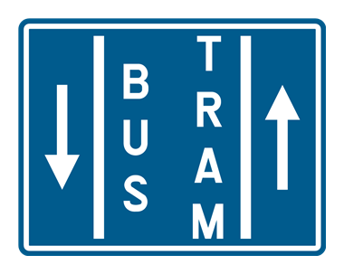 Signal F18 du site spécial franchissable, mots BUS et TRAM