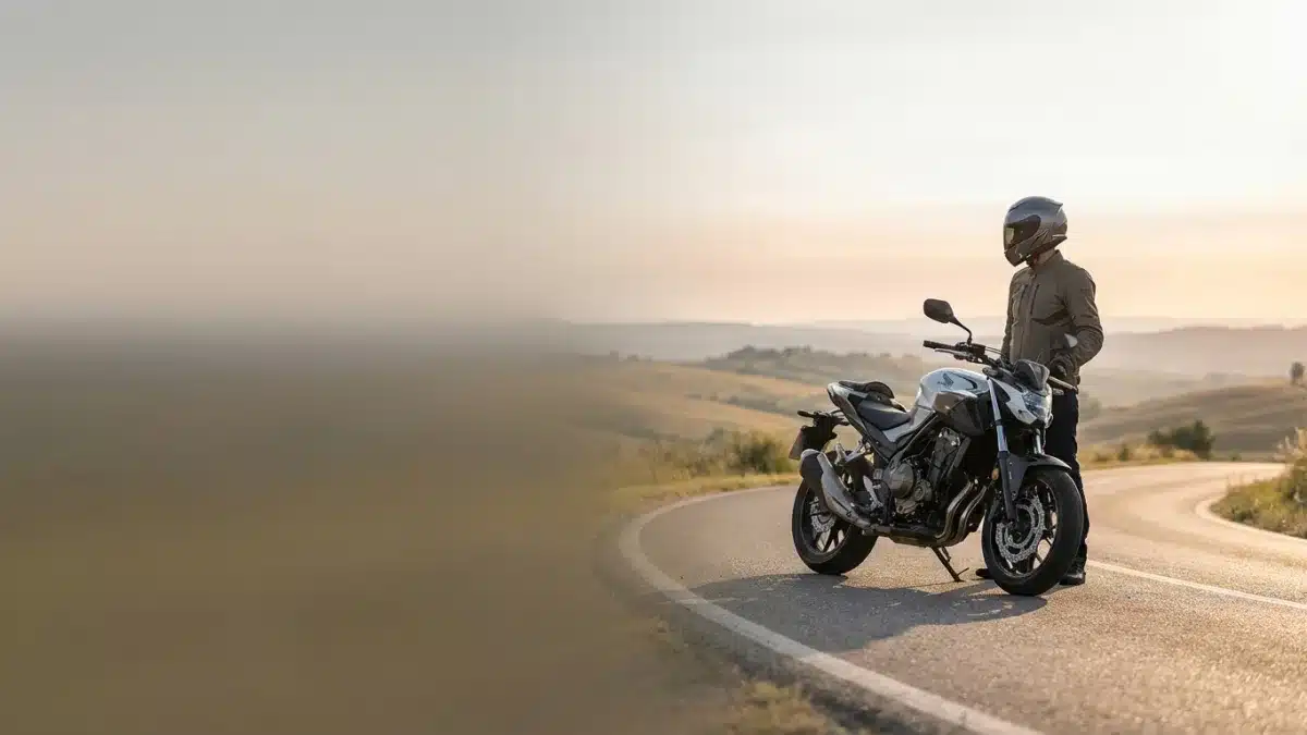 Motard équipé roulant sur une route avec une moto de 35 kW conforme au permis A2.